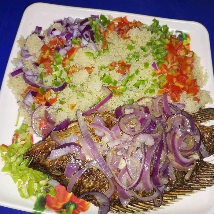 Poisson braisé accompagné d'attiéké