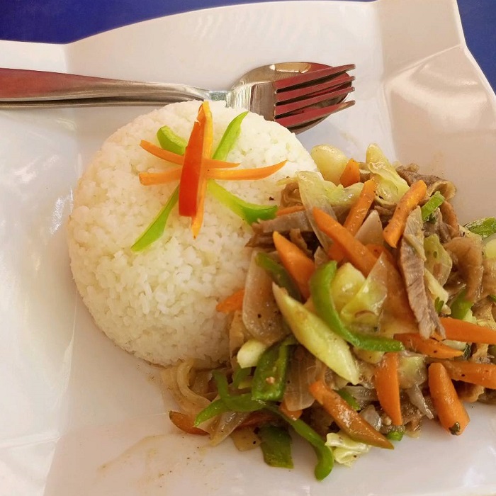 Riz blanc avec sauce legumes