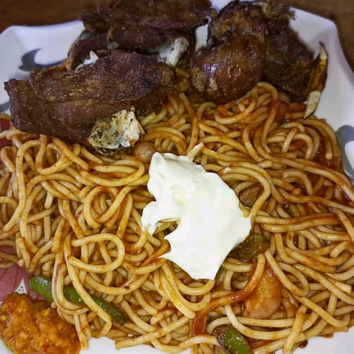Spaghetti accompagné de viande de mouton