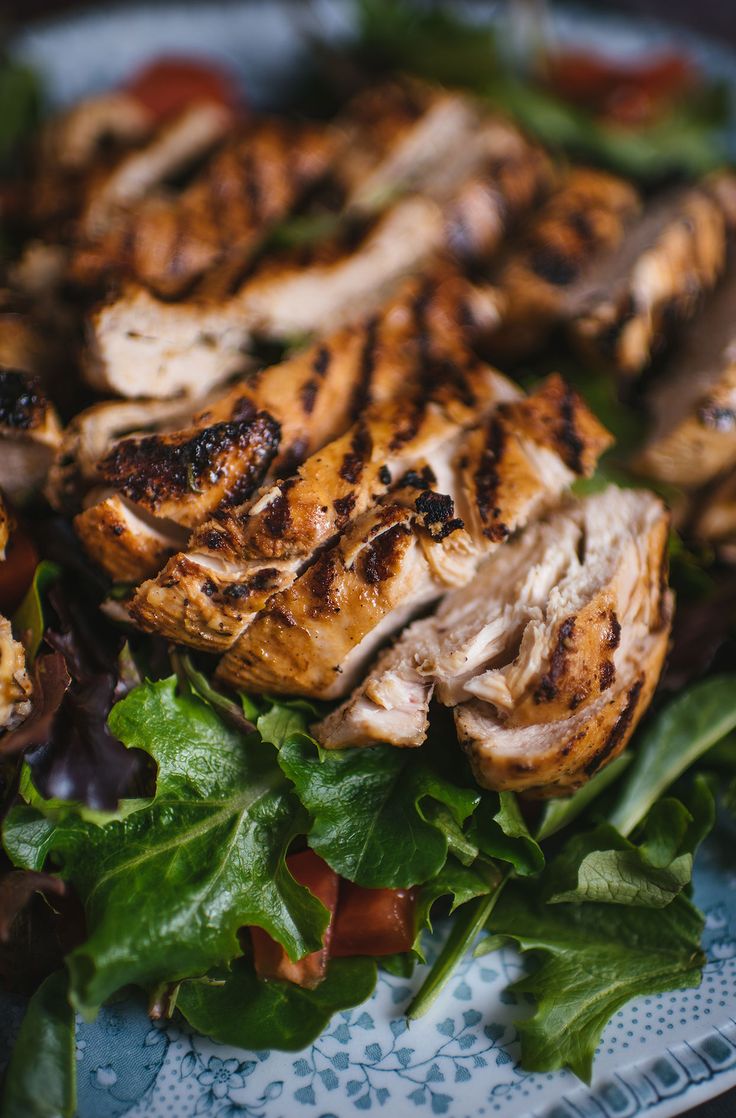 Poulet local grillé à l’ail